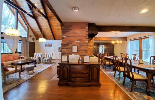 Tobyhanna Ski Chalet | Spacious Gateway, 15 min to Camelback Ski, Hot tub, Game room