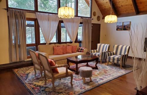 Tobyhanna Ski Chalet | Spacious Gateway, 15 min to Camelback Ski, Hot tub, Game room