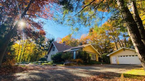 Tobyhanna Ski Chalet | Spacious Gateway, 15 min to Camelback Ski, Hot tub, Game room