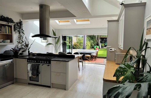Coombe Vale House | Spacious and modern 4 bed with hot tub and large garden.