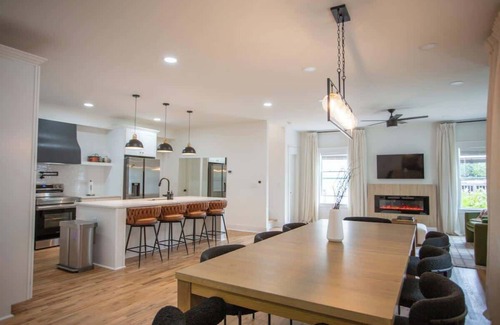 East Side House | Spacious Getaway 7BR Villa w Hot Tub and Close to DT