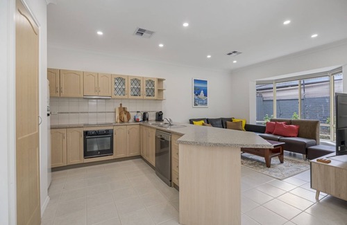 Glenunga House | Spacious Glenunga Home with Garage Parking