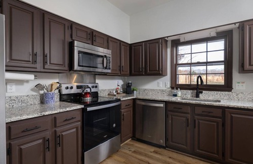 Greensboro House | Spacious Golf Course Townhouse