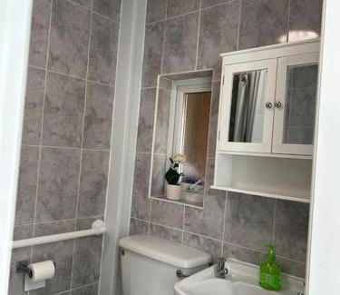 Grimsby House | Spacious Grimsby Contractor Friendly Home Sleeps 12 and Free Parking