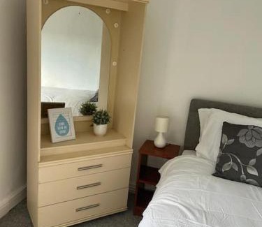 Grimsby House | Spacious Grimsby Contractor Friendly Home Sleeps 12 and Free Parking
