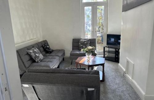Grimsby House | Spacious Grimsby Contractor Friendly Home Sleeps 12 and Free Parking