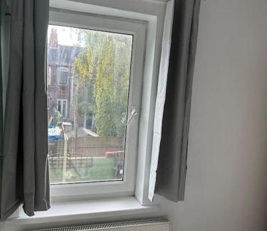 Grimsby House | Spacious Grimsby Contractor Friendly Home Sleeps 12 and Free Parking