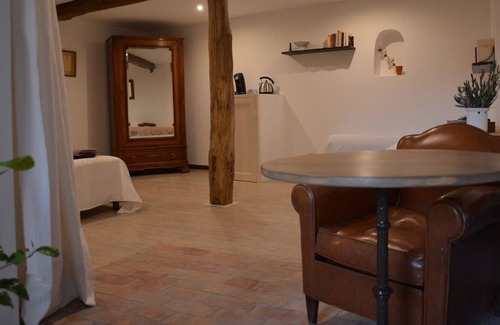 Lardiers Hotel | Spacious guest house in a typical village of the Alpes de Haute Provence.