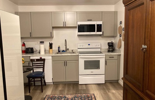 Memphis Cottage | Spacious Guest House w/8+ Beds - Near Downtown & Medical District