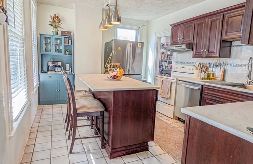 Dorchester House | Spacious, historic Boston 4-bedroom house with fitness room, home office, WiFi