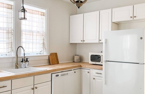 Central Gardens House | Spacious Historic Midtown Memphis Chateau "Guest House"-Minutes from Everything