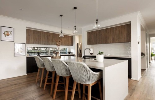 Portarlington House | Spacious holiday home - walk to the beach & town
