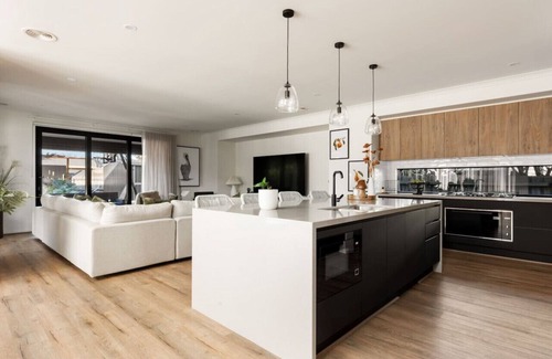 Portarlington House | Spacious holiday home - walk to the beach & town
