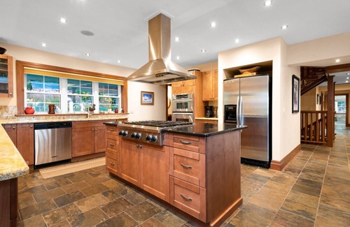 Bracebridge House | Spacious holiday home on Lake Muskoka