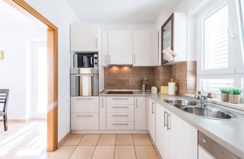 Orasac Apartment | Spacious holiday home Gina; 6+2 with pool, sea view and only 12km from Dubrovnik