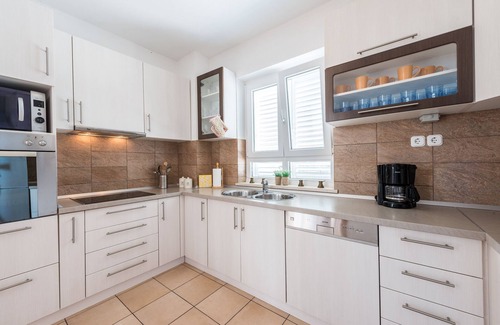 Orasac Apartment | Spacious holiday home Gina; 6+2 with pool, sea view and only 12km from Dubrovnik