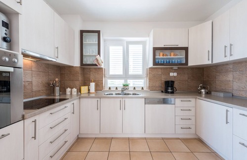 Orasac Apartment | Spacious holiday home Gina; 6+2 with pool, sea view and only 12km from Dubrovnik