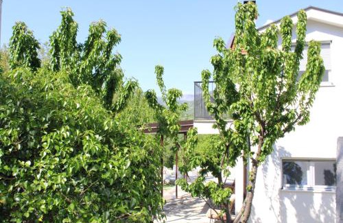 Mokrine Apartment | Spacious Holiday Home - Serene Village Near The Coast
