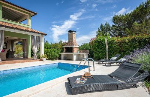 Rakalj House | Spacious holiday house/pool/jacuzzi/playground/6+2
