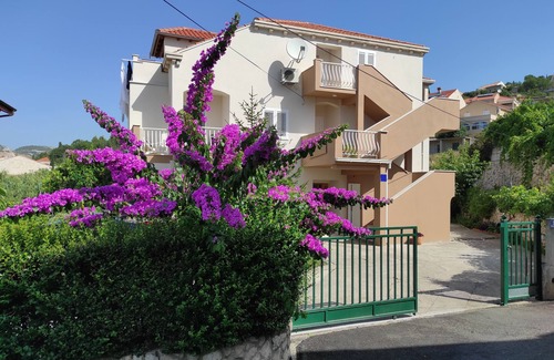 Srebreno Apartment | Spacious Holiday Residence Zvono - 8 minutes from the beach