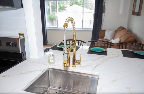 Brooklyn House | Spacious Home 4.5m to Cleveland Airport WiFi, AC, soccer fields, park & pavilion