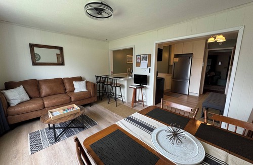 Brooklyn House | Spacious Home 4.5m to Cleveland Airport WiFi, AC, soccer fields, park & pavilion