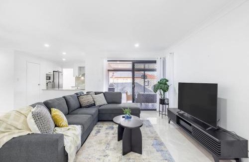 Parkinson House | Spacious Home 4BR Retreat with Pool in Parkinson