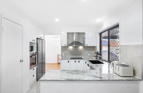 Parkinson House | Spacious Home | 4BR Retreat with Pool in Parkinson