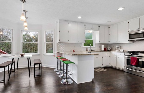 Lilburn House | Spacious Home (5 beds/3.5B) in Lilburn