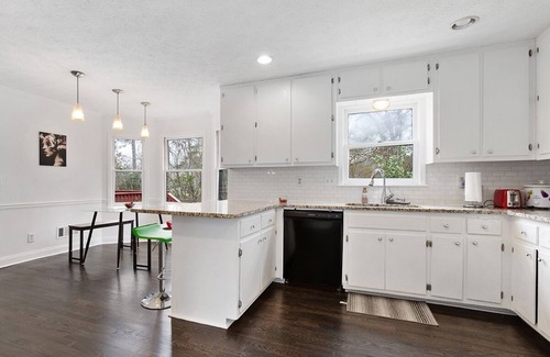 Lilburn House | Spacious Home (5 beds/3.5B) in Lilburn