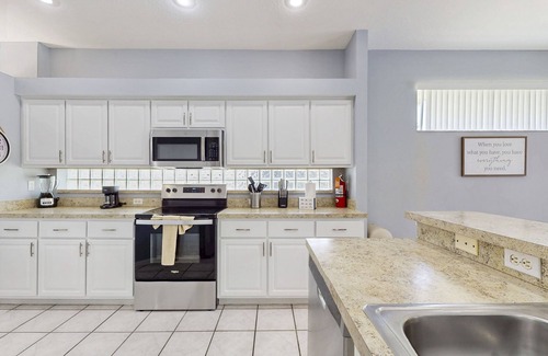 Sunset Lakes House | Spacious home 6 miles from disney, private pool and game room