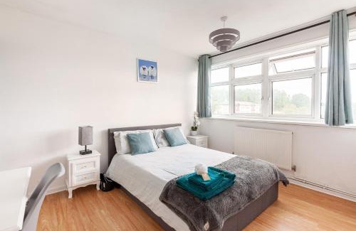 Waltham Cross Apartment | Spacious Home by Lee Valley Rafting Waltham Cross