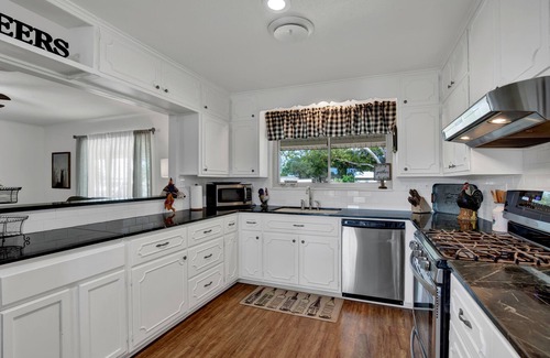 Stonewall House | Spacious Home - Fire Pit, BBQ and Outdoor Seating!