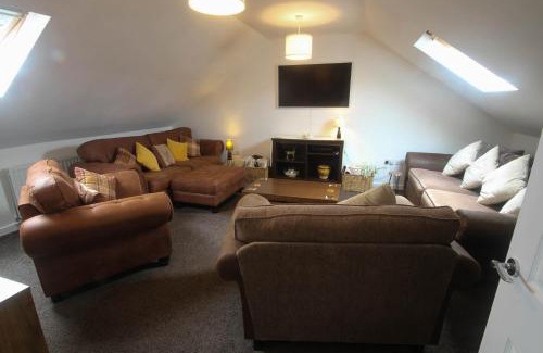 Newcastle-upon-Tyne House | Spacious Home - 4 Bedrooms - Sleeps 9 - FREE Superfast 1GB Wi-Fi - 55" Smart TV - FREE Parking