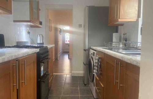 Reading House | Spacious Home in Town Centre with Parking