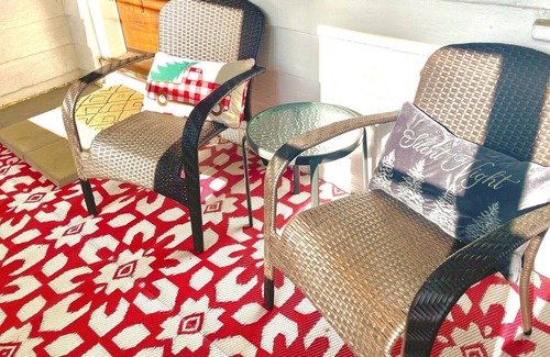 Seymour House | Spacious Home Including All Essentials & Free Parking. Cozy.