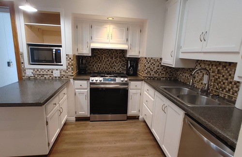 Atascadero House | Spacious home located close to beaches and wineries.