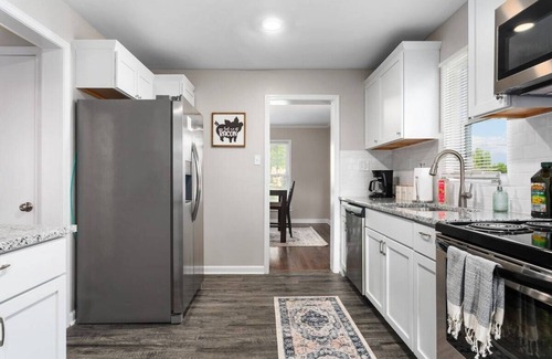 Rockhill Manor House | Spacious Home|Mins to Attractions|5BR+King Beds