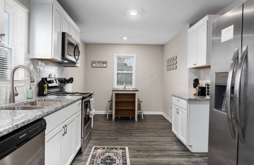 Rockhill Manor House | Spacious Home|Mins to Attractions|5BR+King Beds