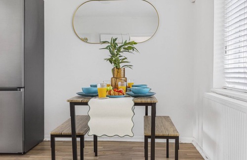 Cranford House | Spacious Home Near Heathrow