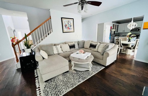 Charlotte House | Spacious Home Near 🚉 , Uptown, 🏈, ⚽, ⚾, PNC Pavilion, 🏁, UNCC & Airport!