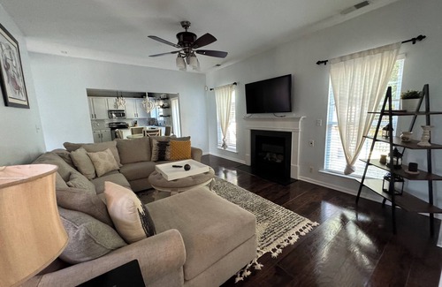 Charlotte House | Spacious Home Near 🚉 , Uptown, 🏈, ⚽, ⚾, PNC Pavilion, 🏁, UNCC & Airport!