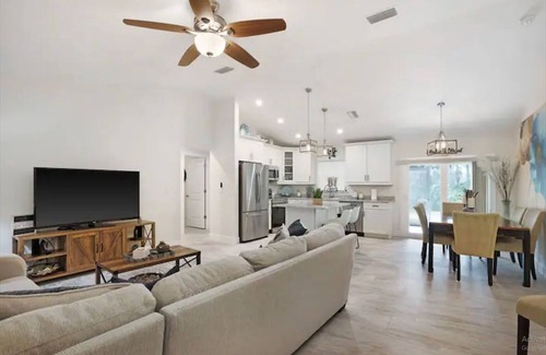 North Port House | Spacious Home near Warm Mineral Springs, Beaches and Fun Outdoor Activities