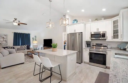 North Port House | Spacious Home near Warm Mineral Springs, Beaches and Fun Outdoor Activities