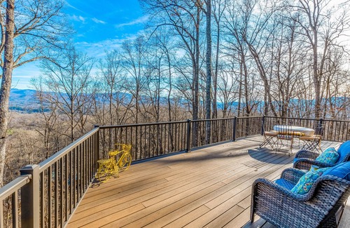 Franklin House | Spacious home on the mountainside with wrap-around balcony, fireplace & W/D