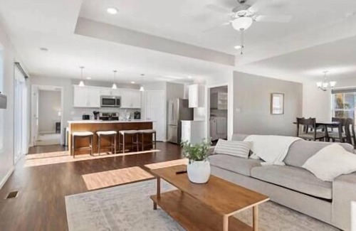 Urbana House | Spacious Home, Sauna, Fire Pit, King Bed, UIUC