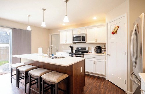 Urbana House | Spacious Home, Sauna, Fire Pit, King Bed, UIUC