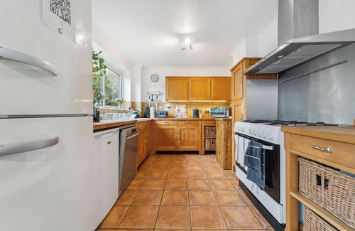 Waltham Cross House | Spacious Home - Sleeps 10 - Free Parking - Pets
