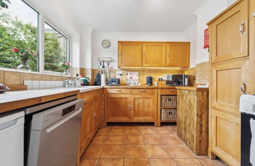 Waltham Cross House | Spacious Home - Sleeps 10 - Free Parking - Pets