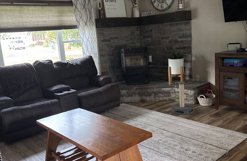 Oshkosh House | Spacious Home that is close to EAA and Shopping.